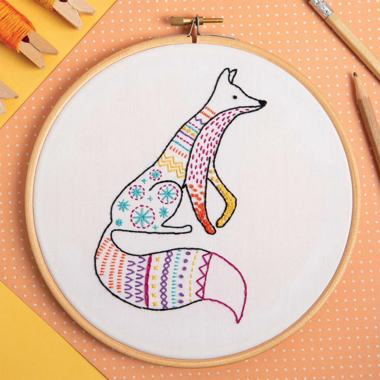 Embroidery Made Easy: Awesome Animals by David and Charles