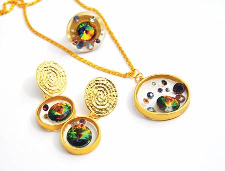 Design Resin Jewlery by C & T Publishing