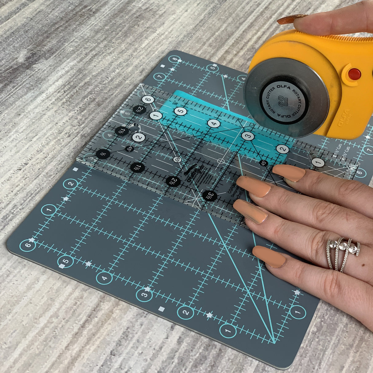 Creative Grids Self-Healing Double Sided Rotary Cutting Mat 6in x 8in