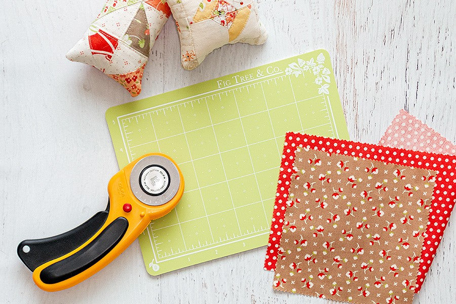 Vintage Strawberry Mini Cutting Mat 5in x 7in