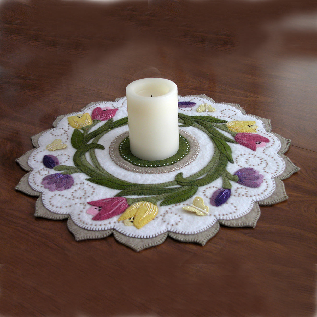 Tulip Swirl Table Topper