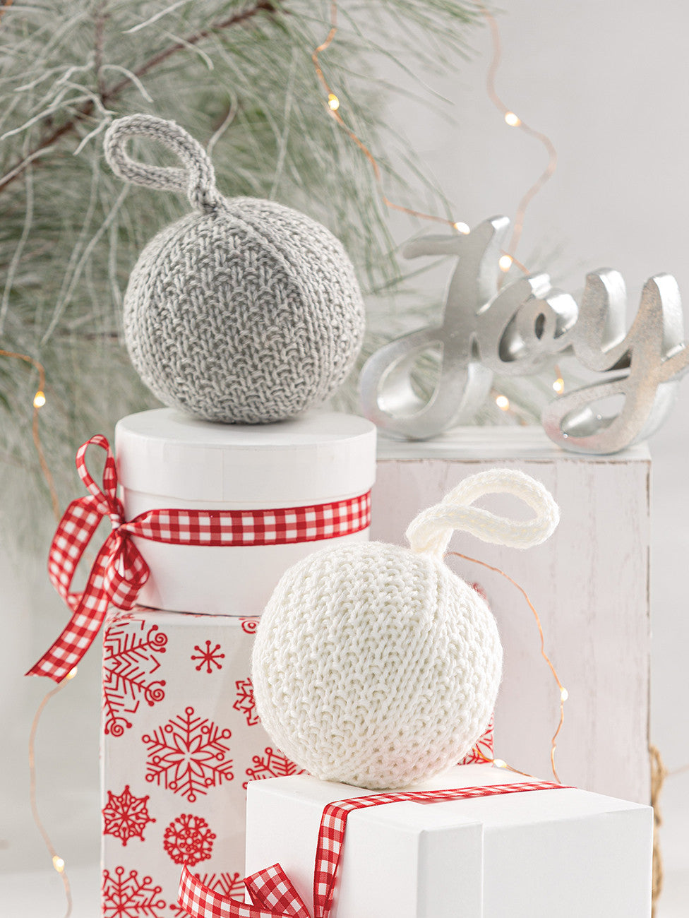 Knit a Merry Christmas by Annie's